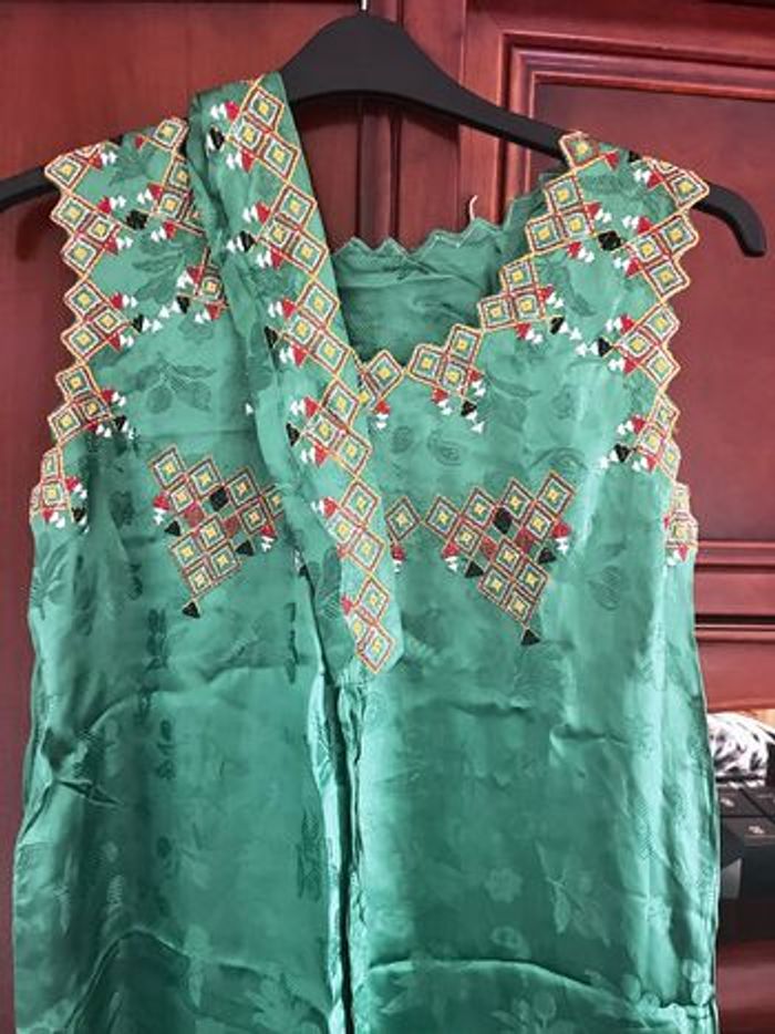 Robe kabyle brodé pour femme, tissu satiné vert - photo numéro 2