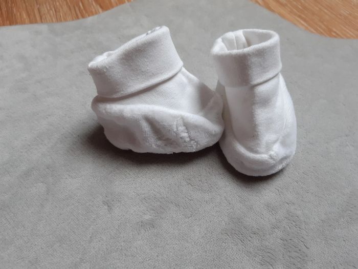 Chaussons en velours c&a taille 0/3 mois environ état neuf - photo numéro 3