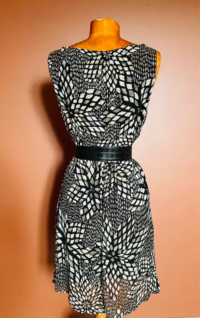 Jolie robe noire et beige à motifs - photo numéro 2