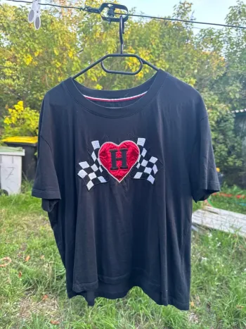 T shirt tommy hilfiger noir avec cœur rouge