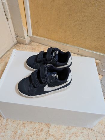 2 chaussures Nike enfants taille 25