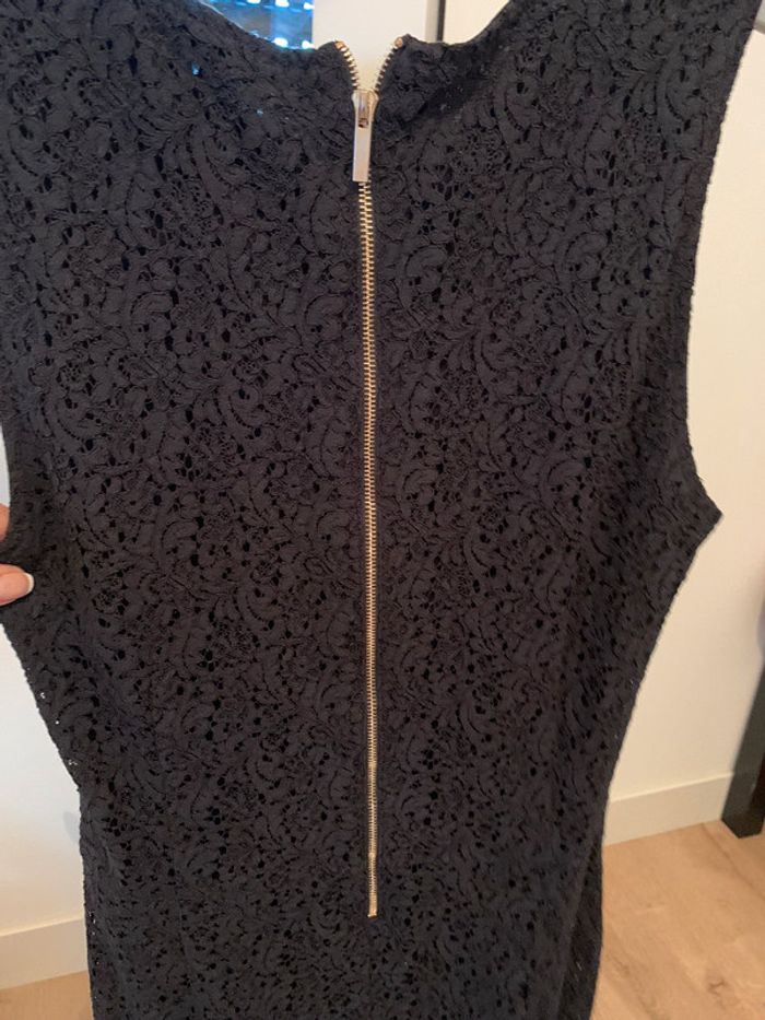 Robe dentelles noires cintrées - photo numéro 4