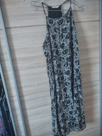 Robe longue grise et noire motifs roses DDP