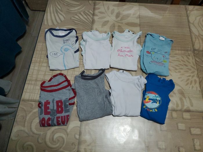 Lot 8 bodis 18 mois 81 cm