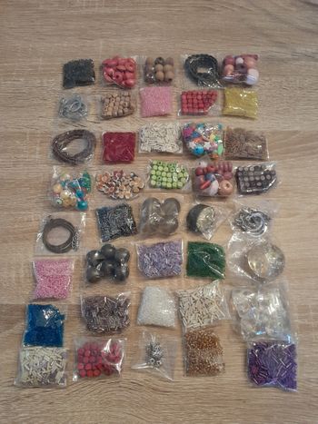Lot de 40 sachets de perles et accessoires