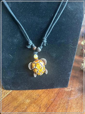 Collier tortue en résine cordon réglable