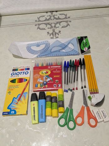 Lot de fournitures scolaires essentielles.
