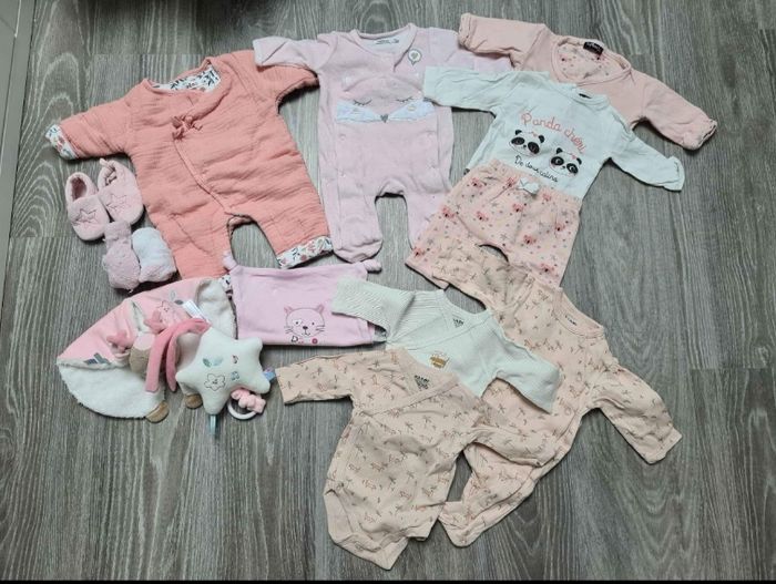 Lot vêtement 1 mois bébé fille
