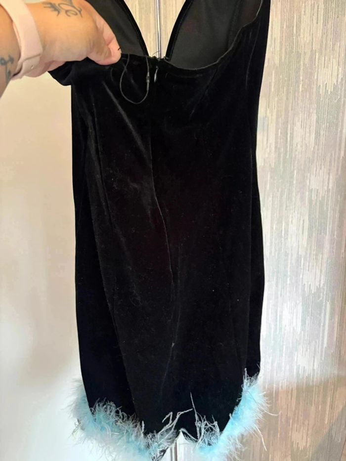 Robe noire Bershka en velours avec plumes - Taille 40 • - photo numéro 3