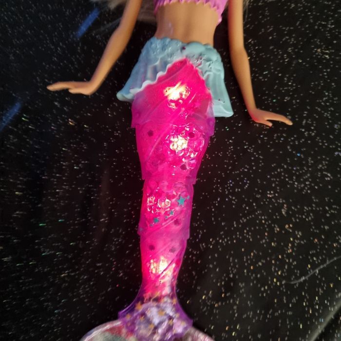 poupée BARBIE sirène  (la queue s allume) - photo numéro 7