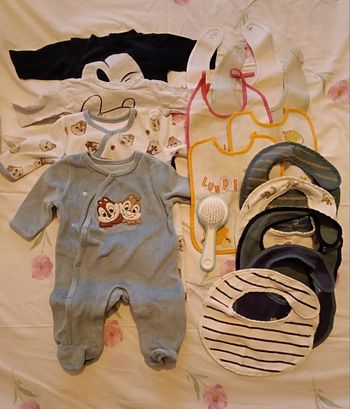 Lot pyjamas 1 mois et bavoirs