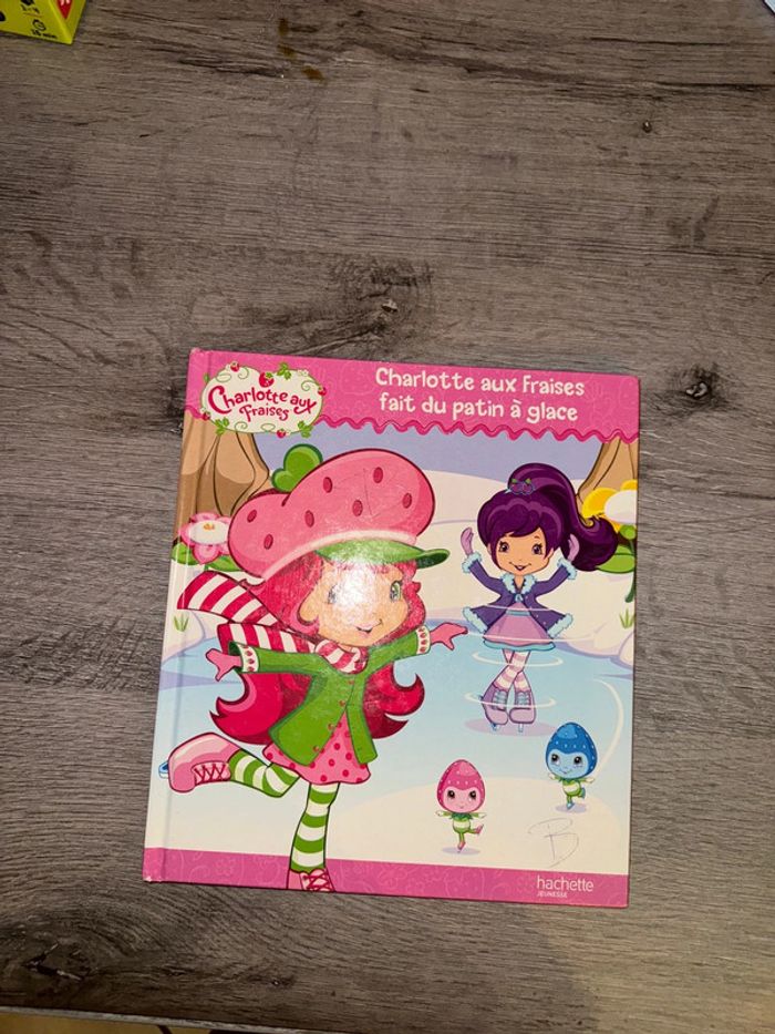 Livre charlotte aux fraises fait du patin à glace