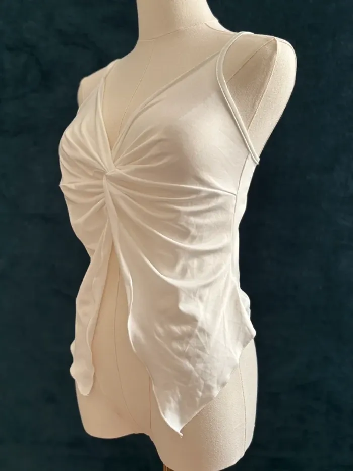 Top blanc drapé asymétrique effet twist – taille S papillon y2k sexy - photo numéro 2