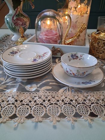 Ensemble de 8 soucoupes et une tasse