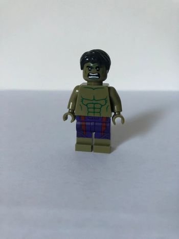 Figurine type lego Hulk. Marvel