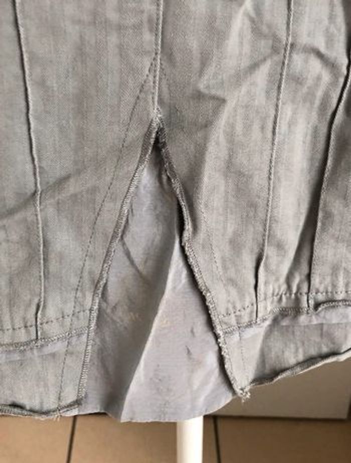Veste légère, marque Voodoo, motifs dorés, grise, neuve, taille 40 - photo numéro 5