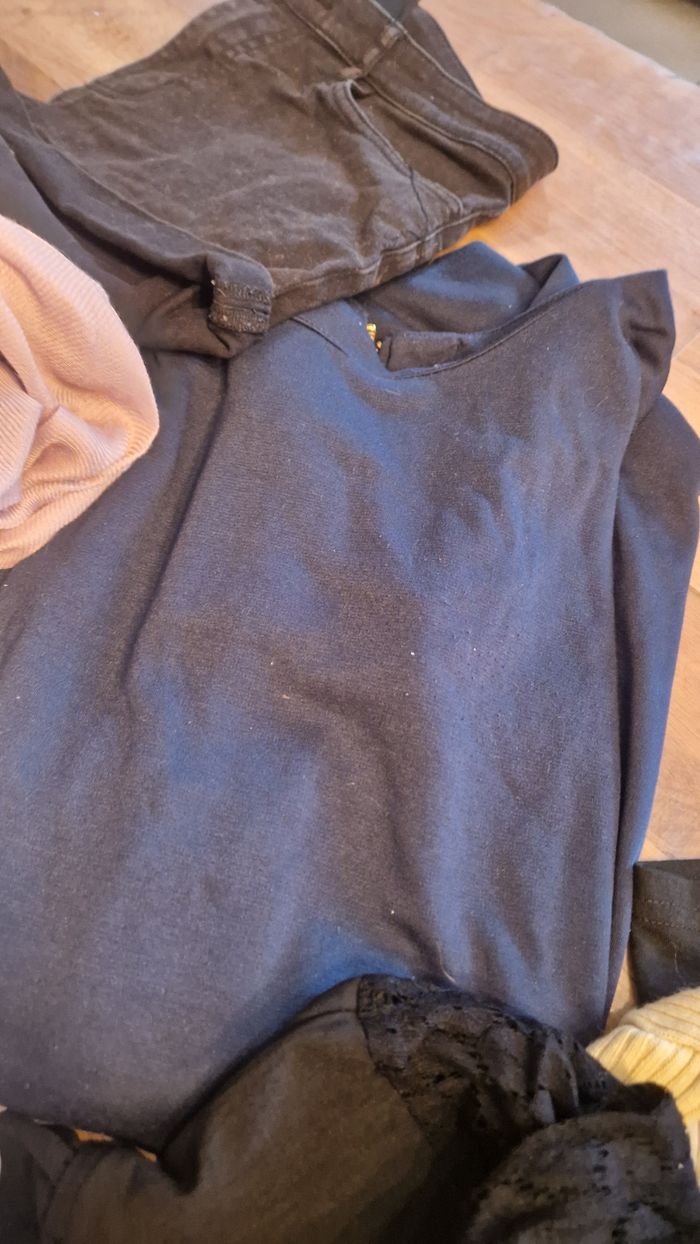 Gros lot vêtement femme taille 402 maillot de bain
2 pantalon 
1 robe longue 
1 bonnet 
3 robes
1chemise 
2 gilet 
4 écharpe foulard 
1 pull 
1 combi 
6 debardeur 
3 chemisier
1 robe manche longue 
2 short 
3 t shirt 
Certain article son neuf !! - photo numéro 9