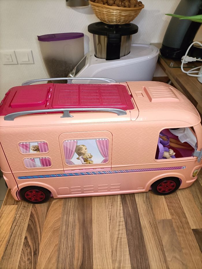 Camping car barbie dreamcampeur XXL avec électroménager, piscine, 1 barbie, 1 chien et nombreux accessoires - photo numéro 9