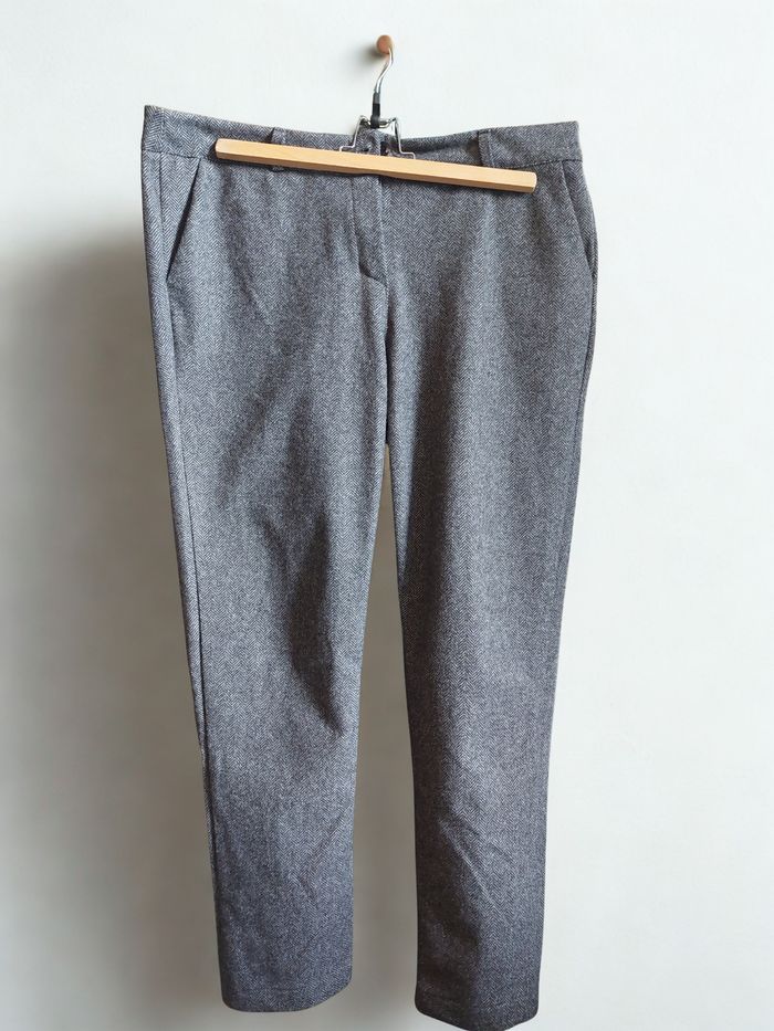 Pantalon imitation laine gris & blanc – Motif chevron, coupe tailleur