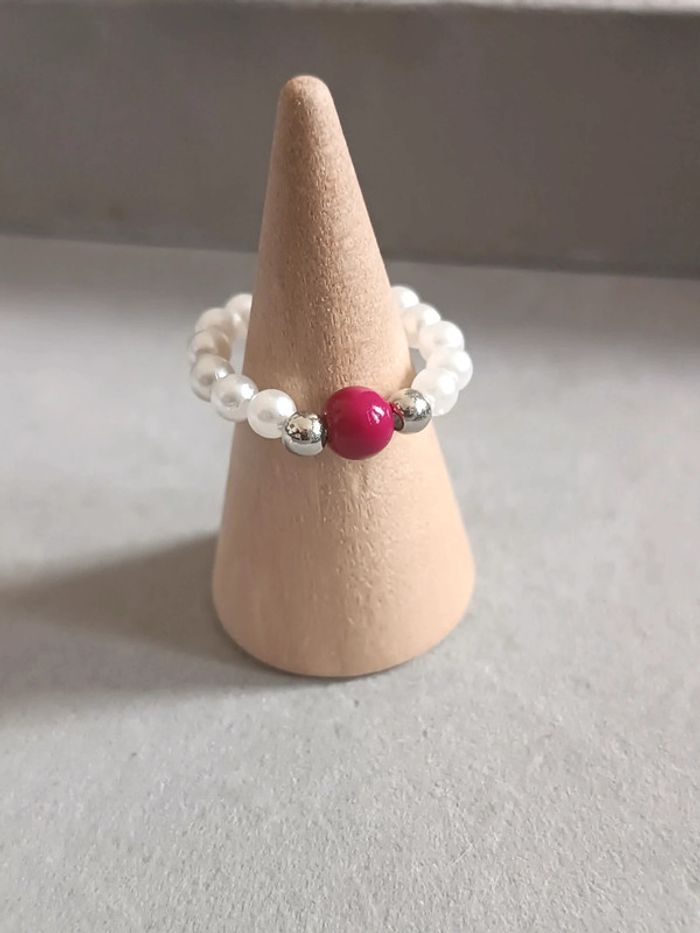 Jolie petite bague en perles - photo numéro 2