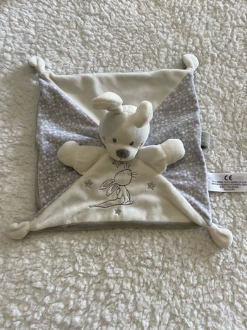 Doudou plat lapin gris blanc étoiles attache tétine Nicotoy Simba Toys