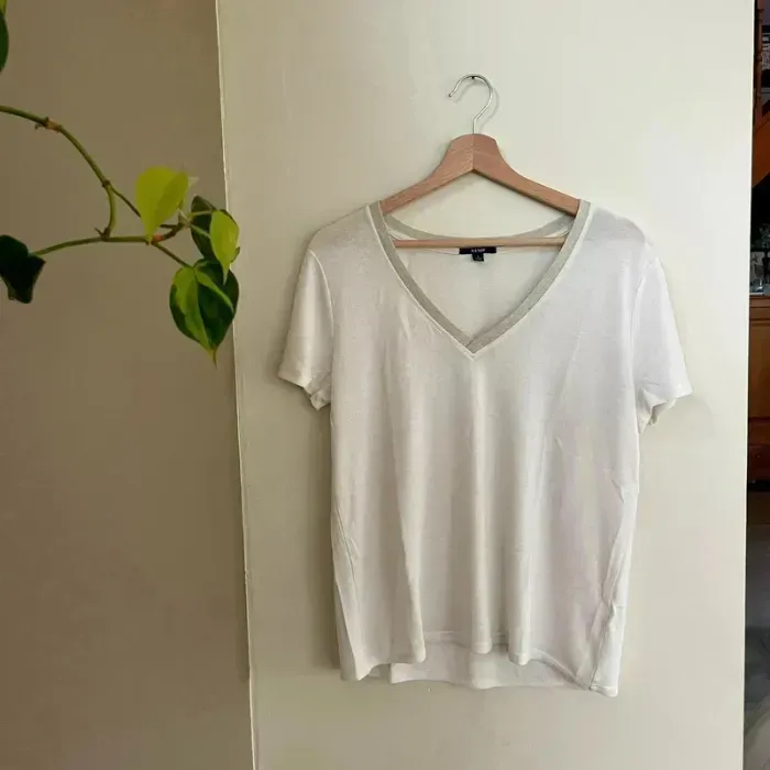 T-shirt blanc cassé Kiabi T.S, col V, manches courtes, maille fine fluide, basique chic V039