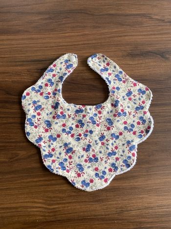 Bavoir motif fleur bleu bordeaux  