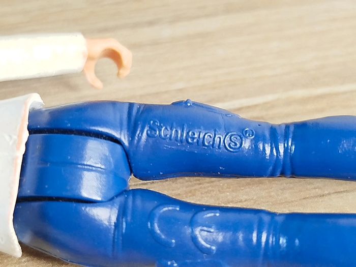 Figurine personnage femme brune Schleich - photo numéro 4