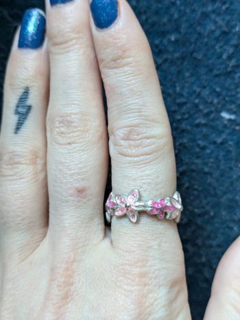 Bague en acier avec des fleurs