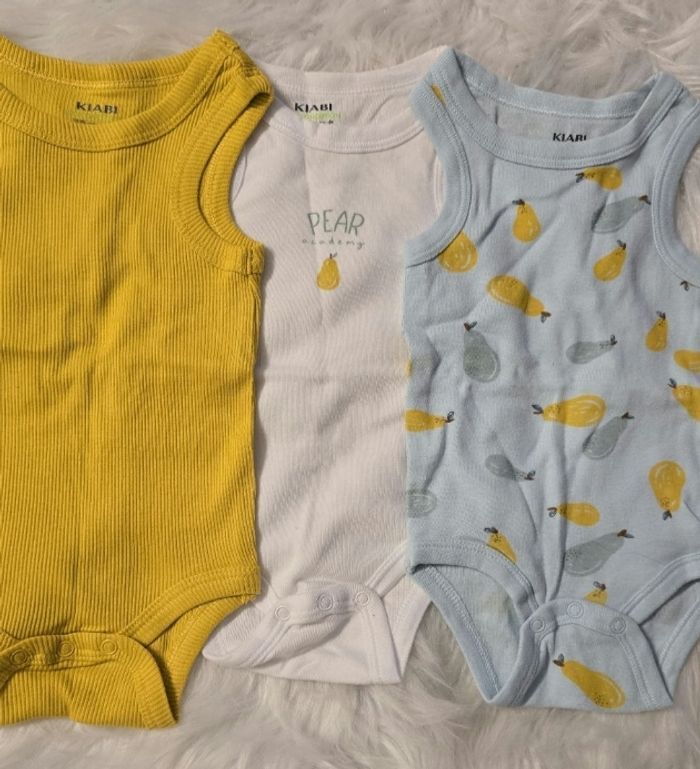 NEUFS (NON PORTÉS)🏷🤩🥰 lot bodies débardeurs, casquette, chaussettes 18mois Garçon 🥰🤩🏷 - photo numéro 3