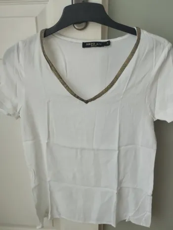 Tee shirt blanc encolure dorée AKOZ S