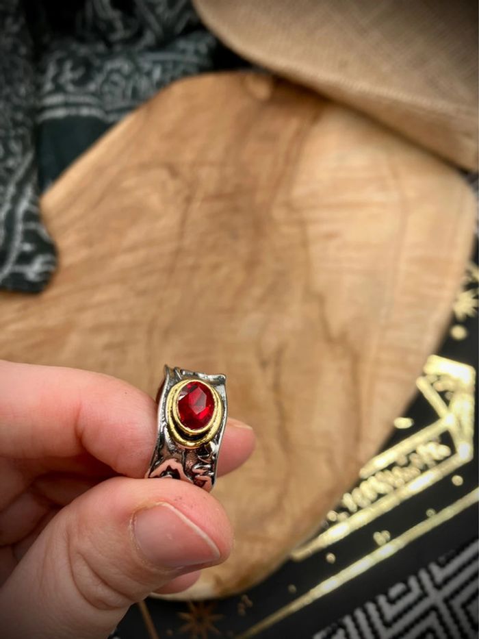 SOLDE -25% Bague en métal argenté et doré avec cabochon facetté rouge - photo numéro 4