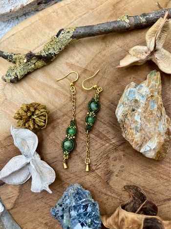 Boucles d’oreilles pendantes dépareillées macramé chaînes pierres Jaspe et Azurite