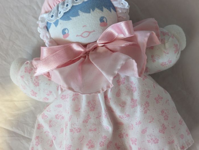 Poupée Fille Molletonnée Bonnet Nuit Ruban Roses Robe Fleurs Papillons Peluche Petits Enfants Bébés - photo numéro 3