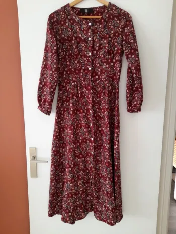 Robe longue resserrée à la taille.