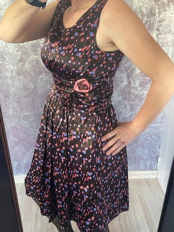 Superbe robe chic resserrée à la taille