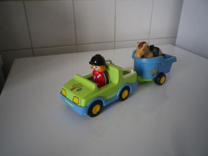 CAVALIERE AVEC VOITURE ET REMORQUE