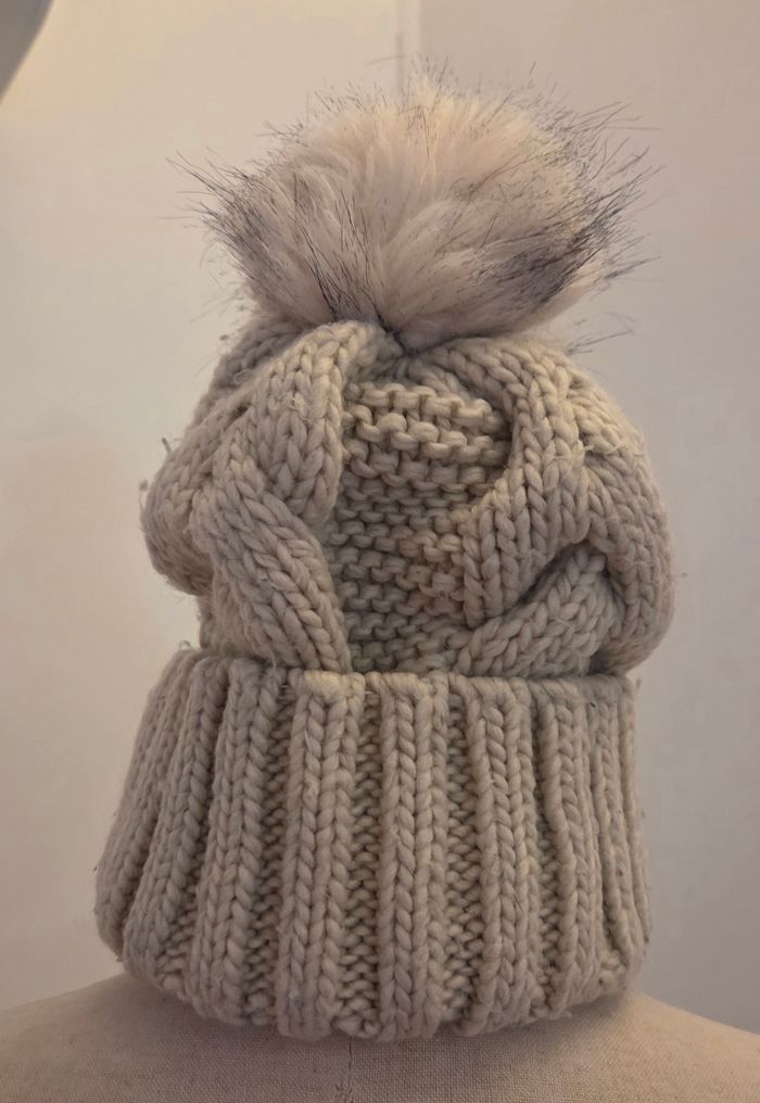 Bonnet torsadé H&M crème avec pompon en fausse fourrure  – taille unique – excellent état - photo numéro 3