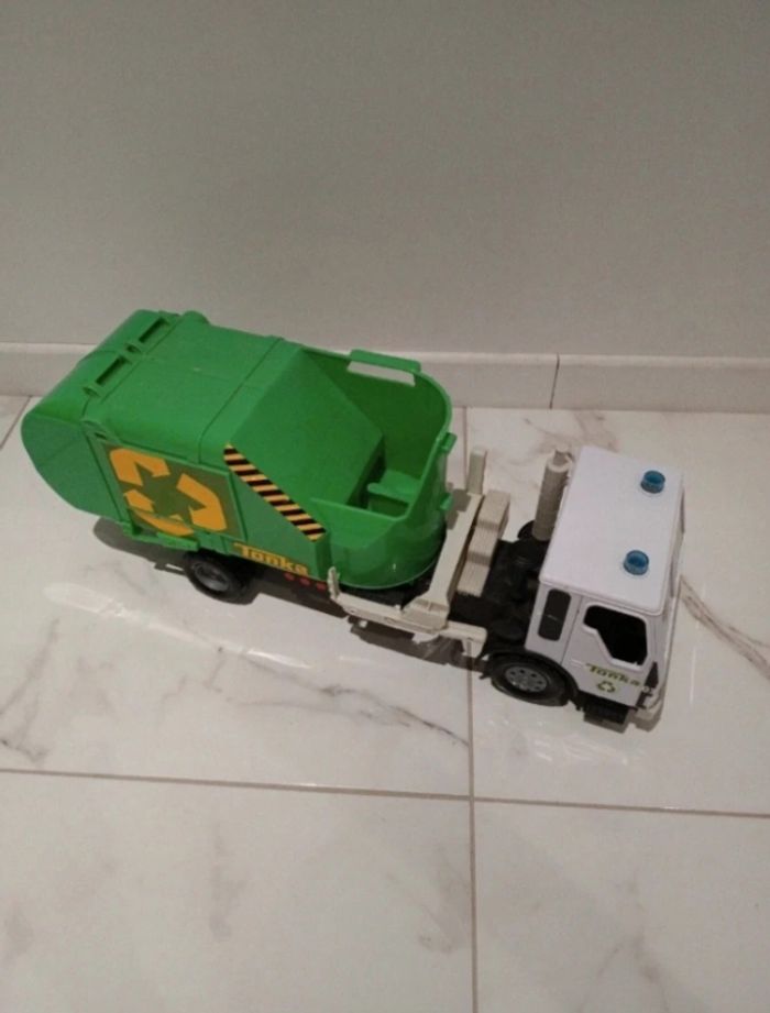 Gros camion de poubelle - photo numéro 2