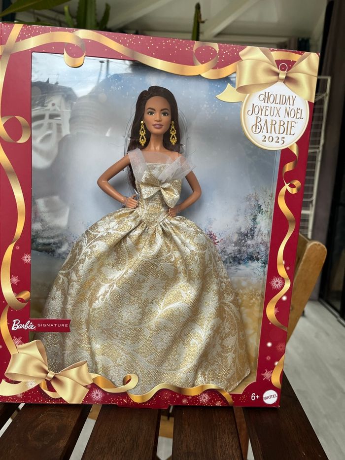 Barbie joyeux Noël 2025 brune neuf