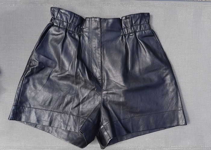 Short taille haute en similicuir noir