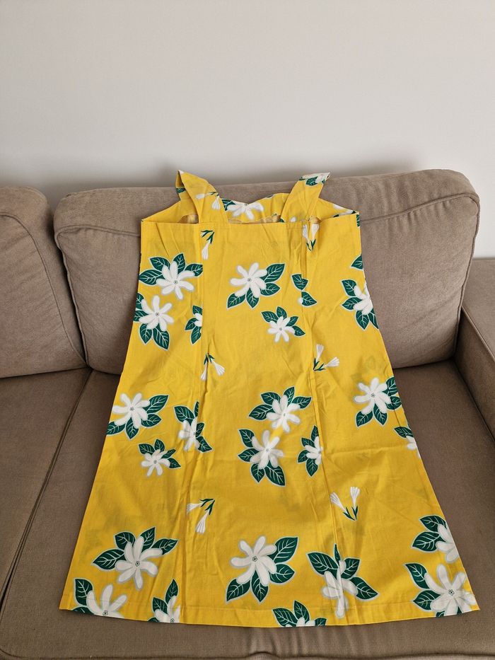 Robe polynésienne jaune à fleurs blanche et feuilles vertes - photo numéro 9