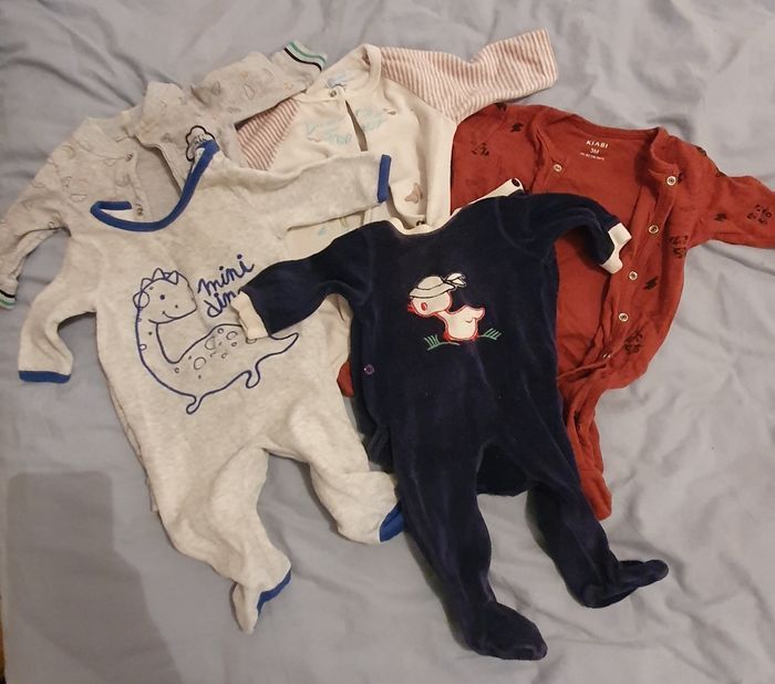 A vendre 6 pyjamas en 3 mois