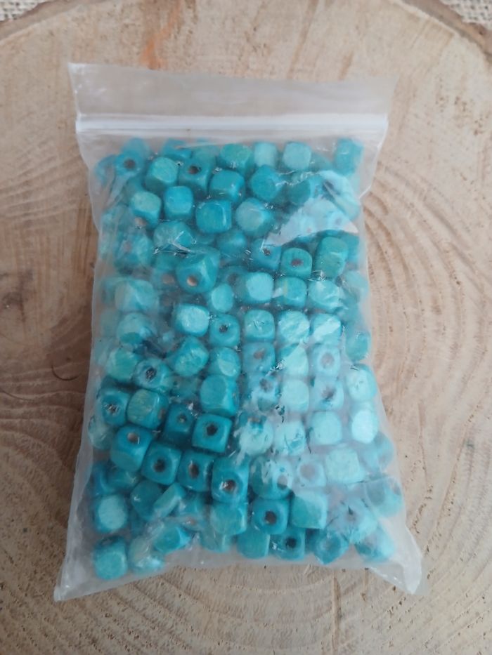 Sachet de perles en bois cube bleu