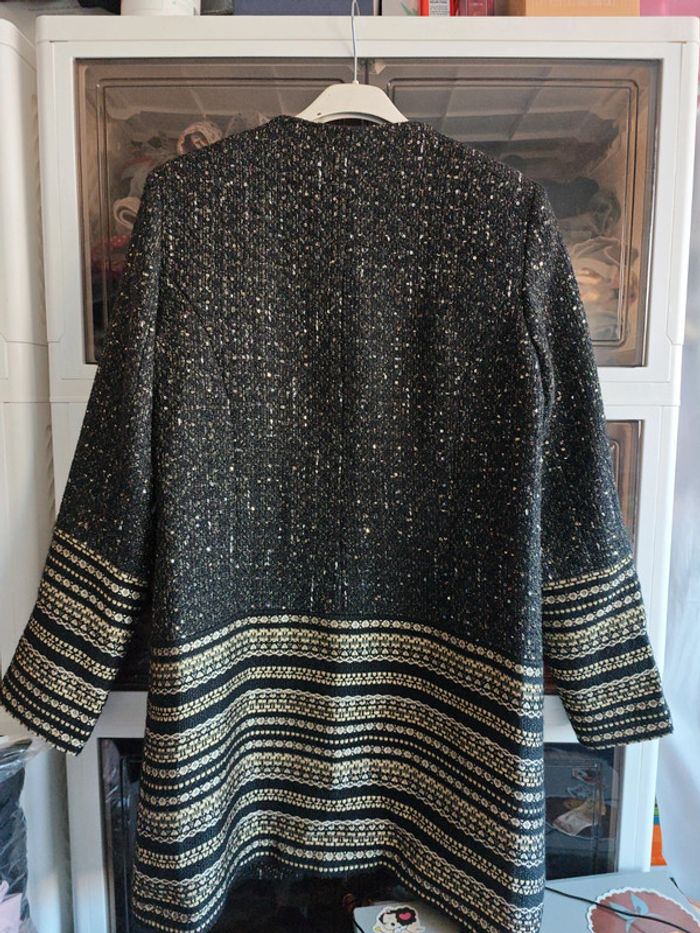 Manteau chic en tweed noir et doré - photo numéro 3