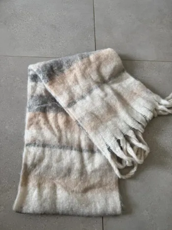 Echarpe en très bon état, 29x180cm