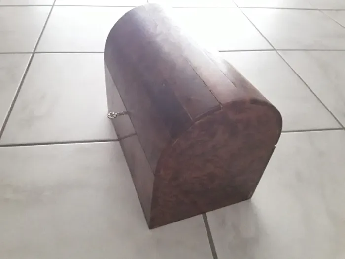 Coffret à bijoux en bois de noyer