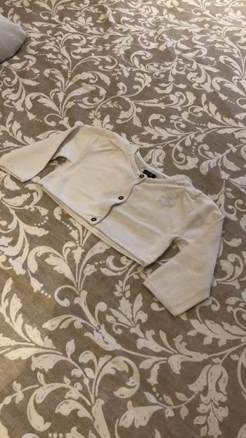 Petit boléro blanc avec fleur