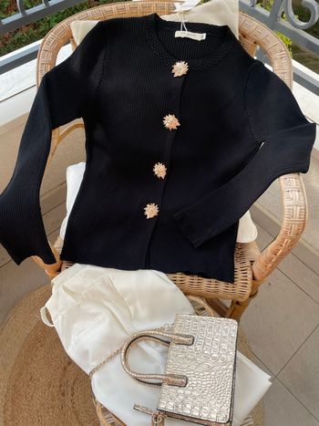 Cardigan noir avec bouton doré