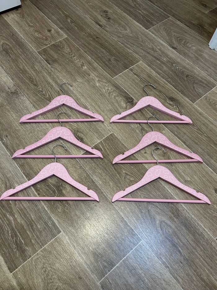 Lot 6 cintres enfant en bois rose - photo numéro 2